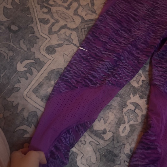 These stylish Nike capri leggings for women’s feature a vibrant purple design. - Picture 6 of 6